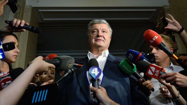 Экс-президент Украины Петр Порошенко у здания Государственного бюро расследований Украины Экс-президент Украины Петр Порошенко у здания Государственного бюро расследований Украины