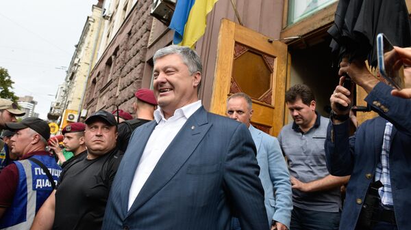 Порошенко может уже не вернуться на Украину, заявил киевский политолог