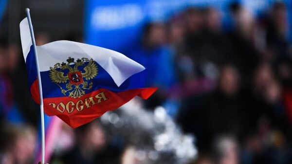 Российский флаг в руке болельщика Российский флаг в руке болельщика