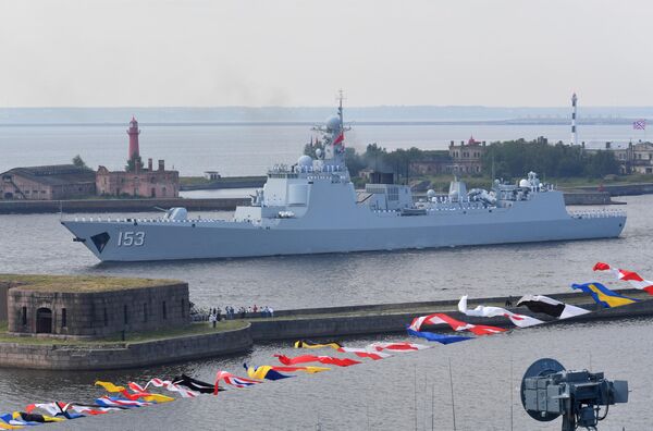 Ракетный эскадренный миноносец военно-морских сил КНР Сиань на главном военно-морском параде, посвященном Дню ВМФ, в Кронштадте Ракетный эскадренный миноносец военно-морских сил КНР Сиань на главном военно-морском параде, посвященном Дню ВМФ, в Кронштадте