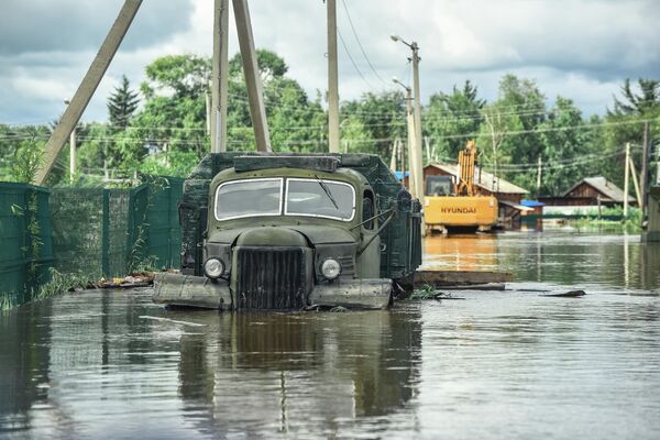 Затопленный автомобиль в селе Норск в Селемджинском районе Амурской области Затопленный автомобиль в селе Норск в Селемджинском районе Амурской области