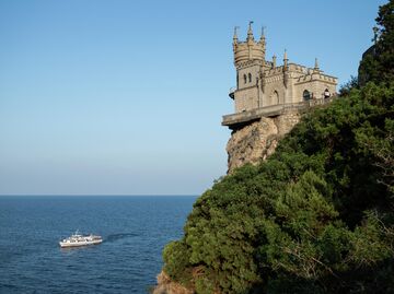 Замок Ласточкино гнездо на береговой скале в поселке Гаспра в Крыму Замок Ласточкино гнездо на береговой скале в поселке Гаспра в Крыму