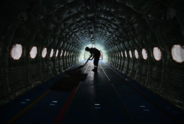 Рабочий внутри фюзеляжа самолета Sukhoi Superjet 100 на заводе имени Гагарина в Комсомольске-на-Амуре Рабочий внутри фюзеляжа самолета Sukhoi Superjet 100 на заводе имени Гагарина в Комсомольске-на-Амуре
