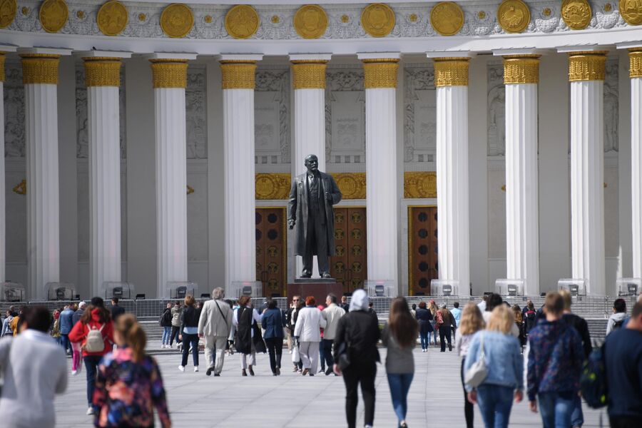 Отдыхающие у статуи Ленина на ВДНХ в Москве Отдыхающие у статуи Ленина на ВДНХ в Москве