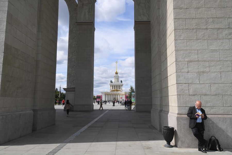 Отдыхающие на ВДНХ в Москве Отдыхающие на ВДНХ в Москве