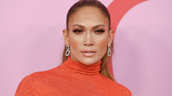 Певица Дженнифер Лопес на церемонии вручения премии CFDA Fashion Awards. 3 июня 2019 года Певица Дженнифер Лопес на церемонии вручения премии CFDA Fashion Awards. 3 июня 2019 года