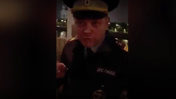 Скриншот видео, на котором мужчина в форме сотрудника Госавтоинспекции оказался актером
