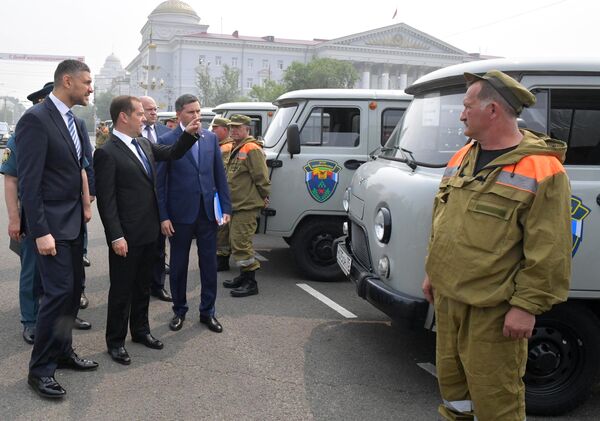 Рабочая поездкаПредседатель правительства РФ Дмитрий Медведев во время осмотра специализированной лесопожарной техники на площади Ленина в городе Чита. 1 августа 2019 премьер-министра РФ Д. Медведева в Дальневосточный федеральный округ Рабочая поездкаПредседатель правительства РФ Дмитрий Медведев во время осмотра специализированной лесопожарной техники на площади Ленина в городе Чита. 1 августа 2019 премьер-министра РФ Д. Медведева в Дальневосточный федеральный округ