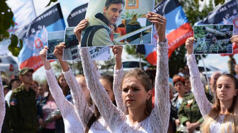 Участники траурной церемонии на месте гибели фотокорреспондента Международного информационного агентства Россия сегодня Андрея Стенина в пригороде Снежного в ДНР Участники траурной церемонии на месте гибели фотокорреспондента Международного информационного агентства Россия сегодня Андрея Стенина в пригороде Снежного в ДНР
