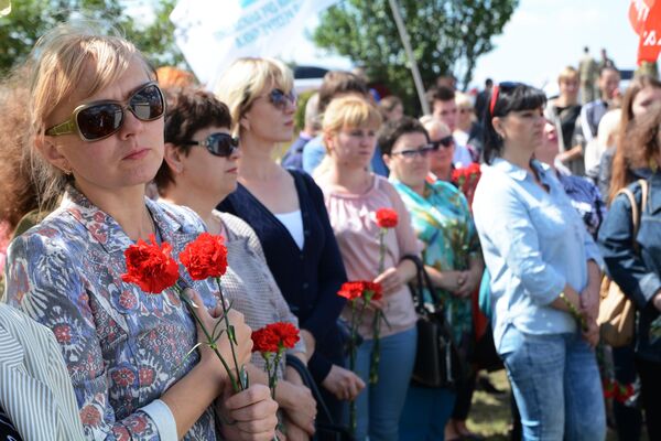 Участники траурной церемонии на месте гибели фотокорреспондента Международного информационного агентства Россия сегодня Андрея Стенина Участники траурной церемонии на месте гибели фотокорреспондента Международного информационного агентства Россия сегодня Андрея Стенина