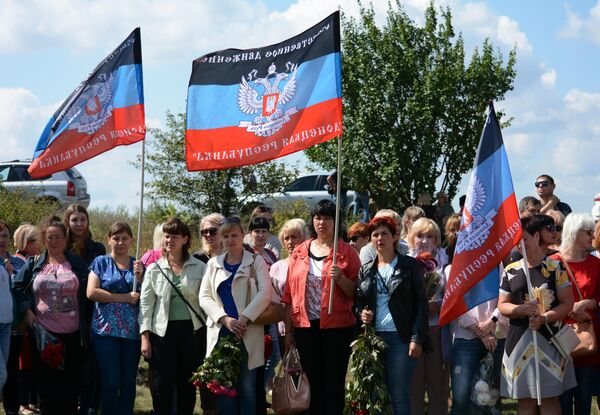 Участники траурной церемонии на месте гибели фотокорреспондента Международного информационного агентства Россия сегодня Андрея Стенина Участники траурной церемонии на месте гибели фотокорреспондента Международного информационного агентства Россия сегодня Андрея Стенина
