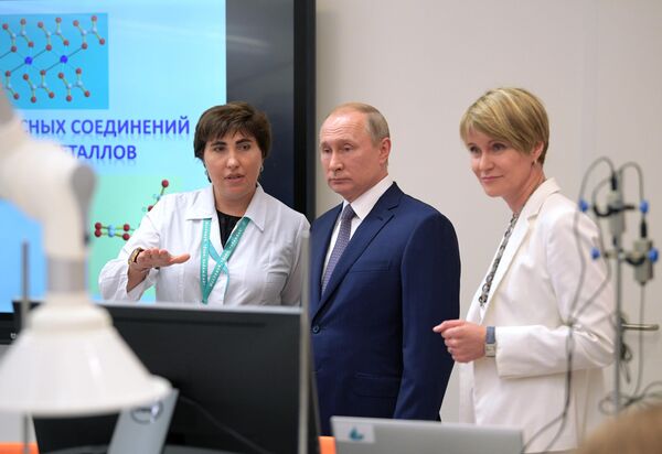 Президент РФ Владимир Путин во время посещения образовательного центра Сириус в Сочи. 6 августа 2019 Президент РФ Владимир Путин во время посещения образовательного центра Сириус в Сочи. 6 августа 2019