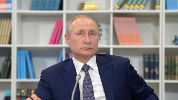 Президент РФ Владимир Путин проводит заседание попечительского совета образовательного фонда Талант и успех во время посещения образовательного центра Сириус в Сочи. 6 августа 2019