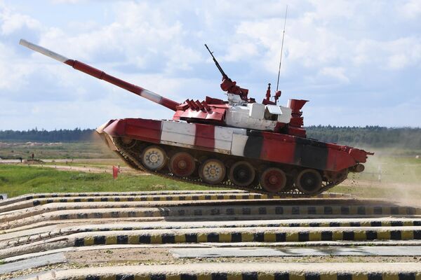 Танк Т-80 команды армии России преодолевает преграду в Индивидуальной гонке среди женских экипажей в Танковом биатлоне на V Армейских международных играх-2019 в парке Патриот Танк Т-80 команды армии России преодолевает преграду в Индивидуальной гонке среди женских экипажей в Танковом биатлоне на V Армейских международных играх-2019 в парке Патриот