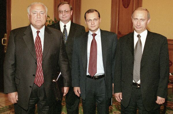 Премьер-министр РФ Владимир Путин на встрече с бывшими премьер-министрами РФ Сергеем Кириенко, Сергеем Степашиным и Виктором Черномырдиным Премьер-министр РФ Владимир Путин на встрече с бывшими премьер-министрами РФ Сергеем Кириенко, Сергеем Степашиным и Виктором Черномырдиным