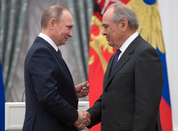 Президент РФ Владимир Путин и государственный советник Республики Татарстан Минтимер Шаймиев на церемонии вручения медалей Герой Труда Российской Федерации. Президент РФ Владимир Путин и государственный советник Республики Татарстан Минтимер Шаймиев на церемонии вручения медалей Герой Труда Российской Федерации.