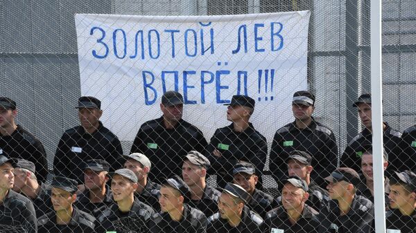 Болельщики во время футбольного матча между командами Салют (Белгород) и Золотой лев с участием Кокорина и Мамаева в колонии Болельщики во время футбольного матча между командами Салют (Белгород) и Золотой лев с участием Кокорина и Мамаева в колонии