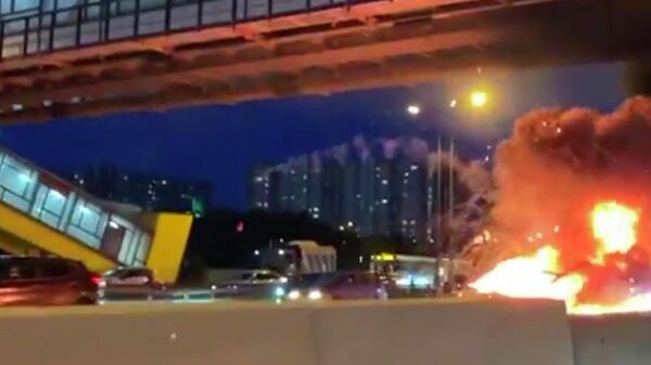 Скриншот видео взрыва автомобиля Tesla после столкновения с эвакуатором на МКАД. 11 августа 2019