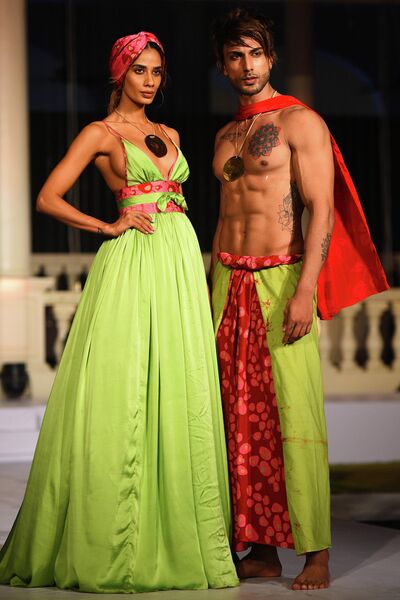 Модели во время показа коллекции дизайнера Dharmawardina на Swim Week Colombo Модели во время показа коллекции дизайнера Dharmawardina на Swim Week Colombo