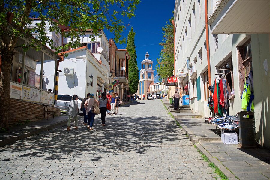 Жители города и туристы на одной из улиц Сигнахи в Грузии Жители города и туристы на одной из улиц Сигнахи в Грузии