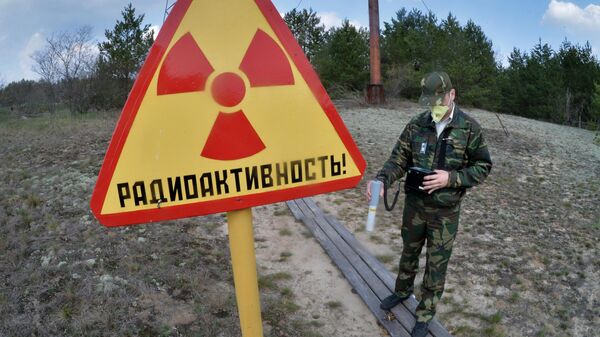 Сотрудник Полесского государственного радиационно-экологического заповедника проводит дозиметрическое обследование территории исследовательской станции Масаны, находящейся в секторе зоны отчуждения Чернобыльской АЭС в Белоруссии Сотрудник Полесского государственного радиационно-экологического заповедника проводит дозиметрическое обследование территории исследовательской станции Масаны, находящейся в секторе зоны отчуждения Чернобыльской АЭС в Белоруссии