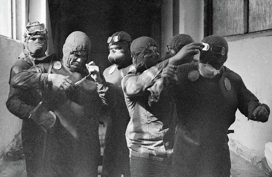 Группа ликвидаторов готовится выйти на крышу реактора Чернобыльской атомной электростанции после катастрофы Группа ликвидаторов готовится выйти на крышу реактора Чернобыльской атомной электростанции после катастрофы