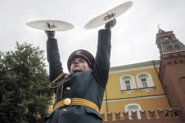 Музыкант Военного оркестра 154-го отдельного комендантского Преображенского полка на Манежной площади во время закрытия фестиваля Военные оркестры в парках Музыкант Военного оркестра 154-го отдельного комендантского Преображенского полка на Манежной площади во время закрытия фестиваля Военные оркестры в парках