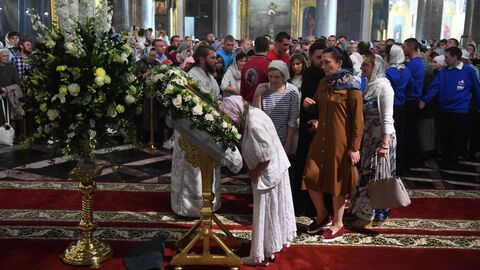 Верующие во время всенощного бдения накануне праздника Преображения Господня в Казанском кафедральном соборе в Санкт-Петербурге Верующие во время всенощного бдения накануне праздника Преображения Господня в Казанском кафедральном соборе в Санкт-Петербурге
