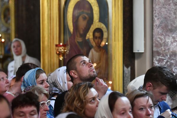 Верующие во время всенощного бдения накануне праздника Преображения Господня в Казанском кафедральном соборе в Санкт-Петербурге Верующие во время всенощного бдения накануне праздника Преображения Господня в Казанском кафедральном соборе в Санкт-Петербурге