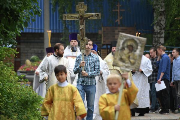 Крестный ходу у храма Преображения господня в селе Большие Кабаны Лаишевского района республики Татарстан Крестный ходу у храма Преображения господня в селе Большие Кабаны Лаишевского района республики Татарстан