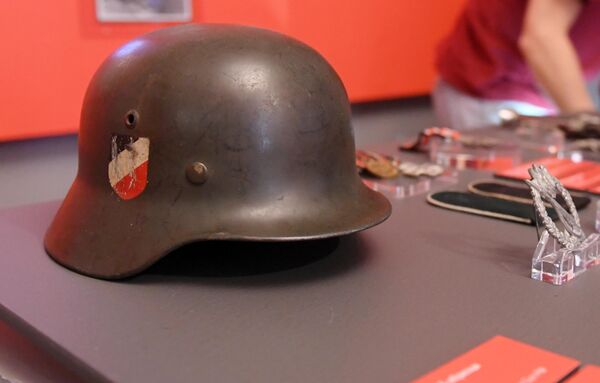 Стальной шлем М-35 образца 1935 года (Германия, 1-я половина XX века), представленный на открытии историко-документальной выставки 1939 год. Начало Второй мировой войны в Выставочном зале федеральных архивов в Москве Стальной шлем М-35 образца 1935 года (Германия, 1-я половина XX века), представленный на открытии историко-документальной выставки 1939 год. Начало Второй мировой войны в Выставочном зале федеральных архивов в Москве