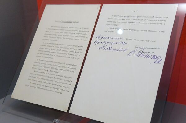 Секретный дополнительный протокол к договору о ненападении между Германией и Советским союзом, представленный на открытии историко-документальной выставки 1939 год. Начало Второй мировой войны Секретный дополнительный протокол к договору о ненападении между Германией и Советским союзом, представленный на открытии историко-документальной выставки 1939 год. Начало Второй мировой войны