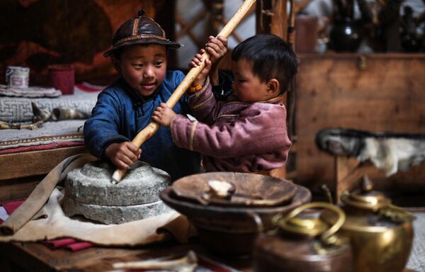 Дети в национальном парке Монголия 13 века 