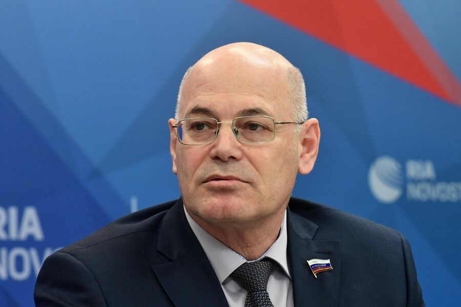 Член Комитета СФ по социальной политике Владимир Круглый во время пресс-конференции в Международном мультимедийном пресс-центре МИА Россия сегодня Член Комитета СФ по социальной политике Владимир Круглый во время пресс-конференции в Международном мультимедийном пресс-центре МИА Россия сегодня