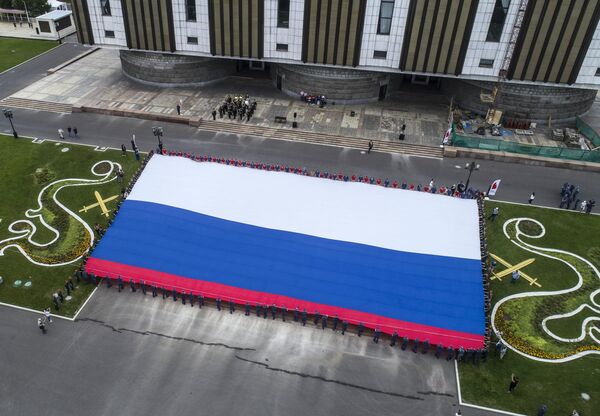 Флешмоб в честь Дня государственного флага России на площади Парка Победы на Поклонной горе Флешмоб в честь Дня государственного флага России на площади Парка Победы на Поклонной горе