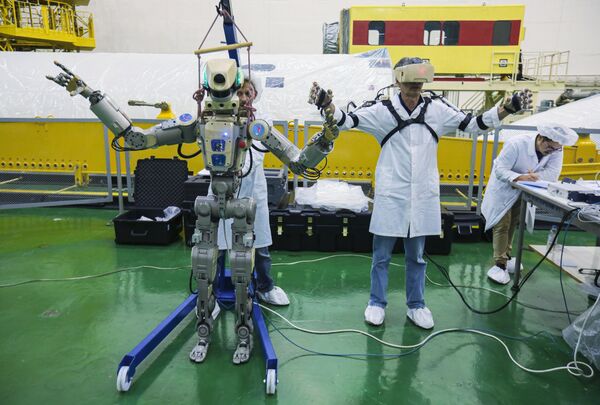 Подготовка робота Skybot F-850 (робота Федора) на Байконуре к полету к МКС Подготовка робота Skybot F-850 (робота Федора) на Байконуре к полету к МКС