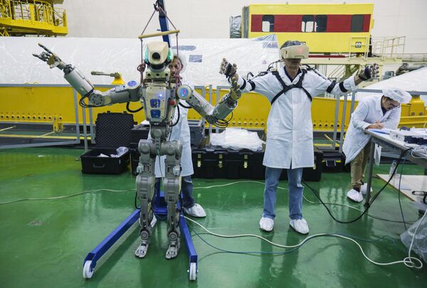 Подготовка робота Skybot F-850 (робота Федора) на Байконуре к полету к МКС Подготовка робота Skybot F-850 (робота Федора) на Байконуре к полету к МКС