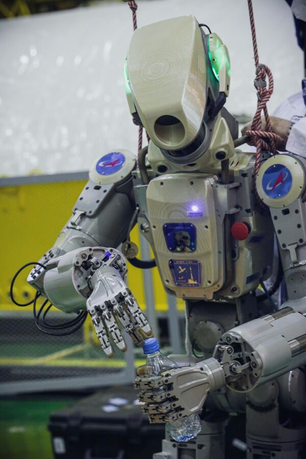 Подготовка робота Skybot F-850 (робота Федора) на Байконуре к полету к МКС Подготовка робота Skybot F-850 (робота Федора) на Байконуре к полету к МКС