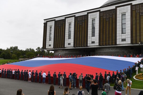 Участники флешмоба развернули государственный флаг Российской Федерации на площади Парка Победы на Поклонной горе в рамках празднования Дня государственного флага России Участники флешмоба развернули государственный флаг Российской Федерации на площади Парка Победы на Поклонной горе в рамках празднования Дня государственного флага России