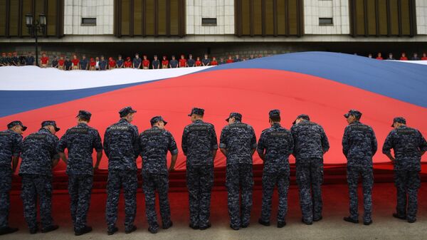 Участники флешмоба развернули государственный флаг Российской Федерации на площади Парка Победы на Поклонной горе в рамках празднования Дня государственного флага России Участники флешмоба развернули государственный флаг Российской Федерации на площади Парка Победы на Поклонной горе в рамках празднования Дня государственного флага России