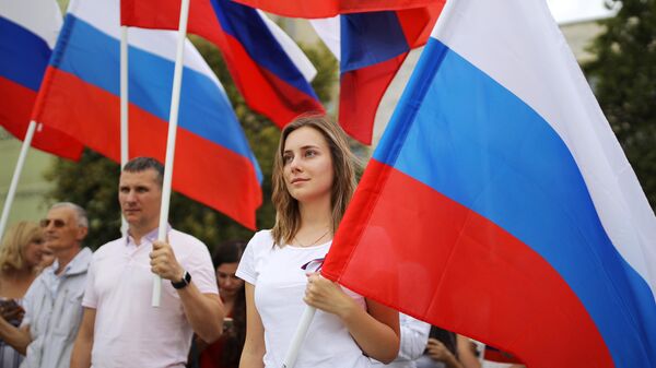 Участники празднования Дня государственного флага Российской Федерации в Краснодаре Участники празднования Дня государственного флага Российской Федерации в Краснодаре