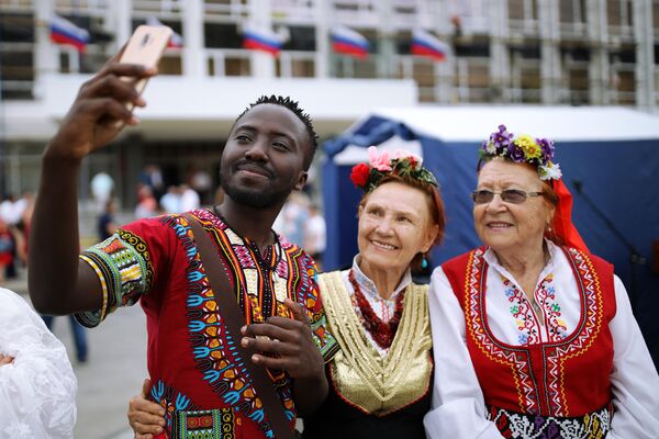 Участники празднования Дня государственного флага Российской Федерации в Краснодаре Участники празднования Дня государственного флага Российской Федерации в Краснодаре
