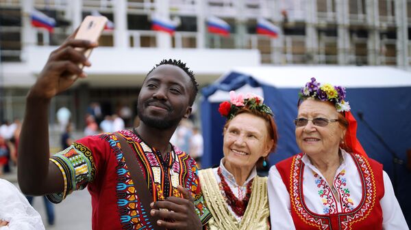 Участники празднования Дня государственного флага Российской Федерации в Краснодаре Участники празднования Дня государственного флага Российской Федерации в Краснодаре