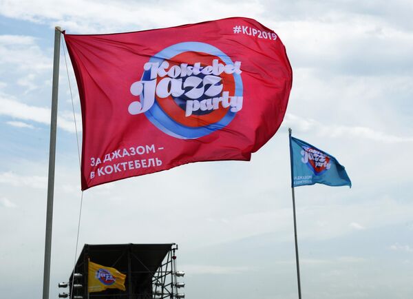 Флаги с символикой ежегодного международного джазового фестиваля Koktebel Jazz Party в Коктебеле Флаги с символикой ежегодного международного джазового фестиваля Koktebel Jazz Party в Коктебеле