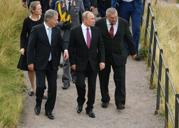Президент РФ Владимир Путин и президент Финляндской Республики Саули Ниинистё во время посещения морской крепости Свеаборг, расположенной на островах Балтийского моря недалеко от Хельсинки Президент РФ Владимир Путин и президент Финляндской Республики Саули Ниинистё во время посещения морской крепости Свеаборг, расположенной на островах Балтийского моря недалеко от Хельсинки