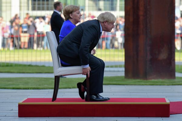 Премьер-министр Великобритании Борис Джонсон и канцлер Германии Ангела Меркель во время встречи в Канцелярии в Берлине, Германия Премьер-министр Великобритании Борис Джонсон и канцлер Германии Ангела Меркель во время встречи в Канцелярии в Берлине, Германия