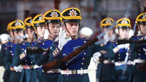 Рота специального караула Президентского полка Службы коменданта Московского Кремля Федеральной службы охраны РФ на репетиции парада участников Международного военно-музыкального фестиваля Спасская башня на Красной площади в Москве Рота специального караула Президентского полка Службы коменданта Московского Кремля Федеральной службы охраны РФ на репетиции парада участников Международного военно-музыкального фестиваля Спасская башня на Красной площади в Москве