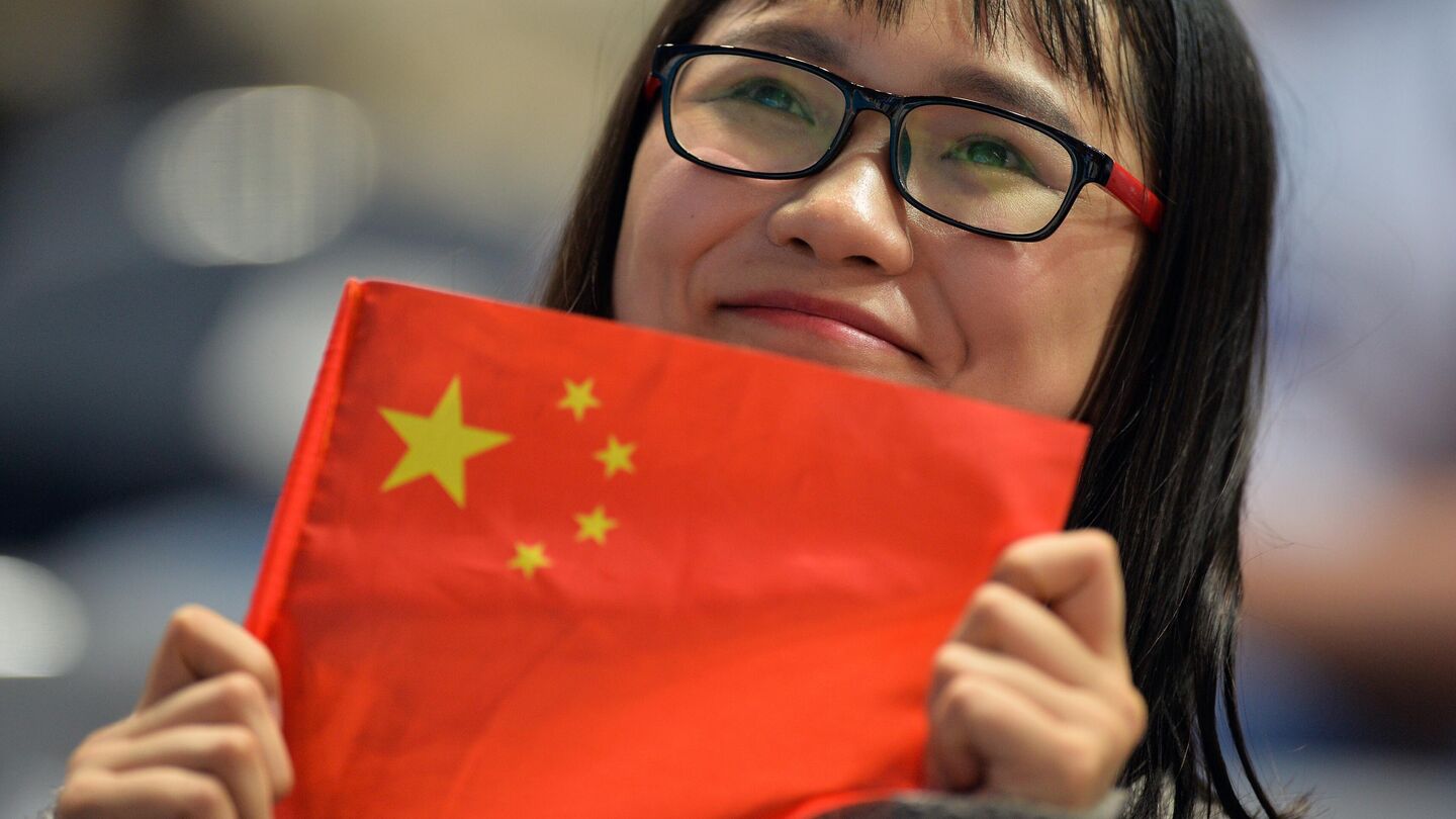Китаянка с флагом