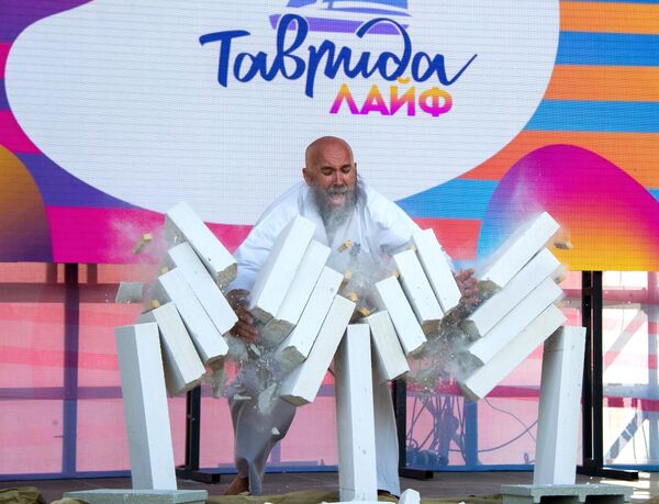 Показательное выступление мастера по тамэсивари во время мастер-класса Российского союза боевых искусств по карате-кёкусинкай в рамках фестиваля творческих сообществ Таврида-АРТ в бухте Капсель в Судаке Показательное выступление мастера по тамэсивари во время мастер-класса Российского союза боевых искусств по карате-кёкусинкай в рамках фестиваля творческих сообществ Таврида-АРТ в бухте Капсель в Судаке