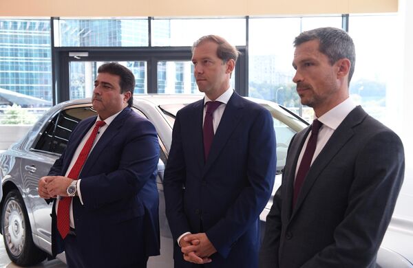 Генеральный директор ООО Ульяновский автомобильный завод Адиль Ширинов, министр промышленности и торговли РФ Денис Мантуров и генеральный директор компании Панавто Кирилл Павлович на церемонии открытия шоурума в Москва-Сити Генеральный директор ООО Ульяновский автомобильный завод Адиль Ширинов, министр промышленности и торговли РФ Денис Мантуров и генеральный директор компании Панавто Кирилл Павлович на церемонии открытия шоурума в Москва-Сити